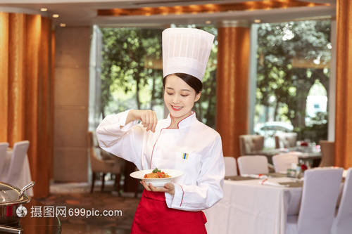 酒店服務(wù)餐廳服務(wù)員拿著意大利面