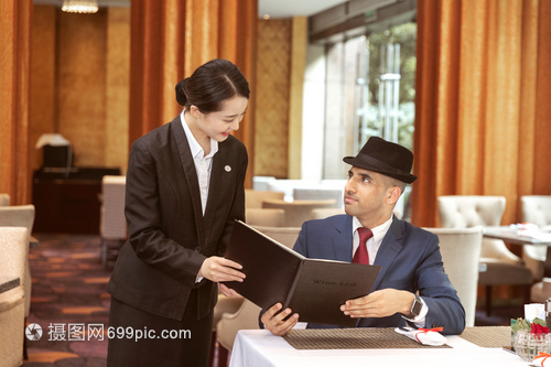 酒店服務(wù)餐廳服務(wù)員給外國(guó)客人菜單