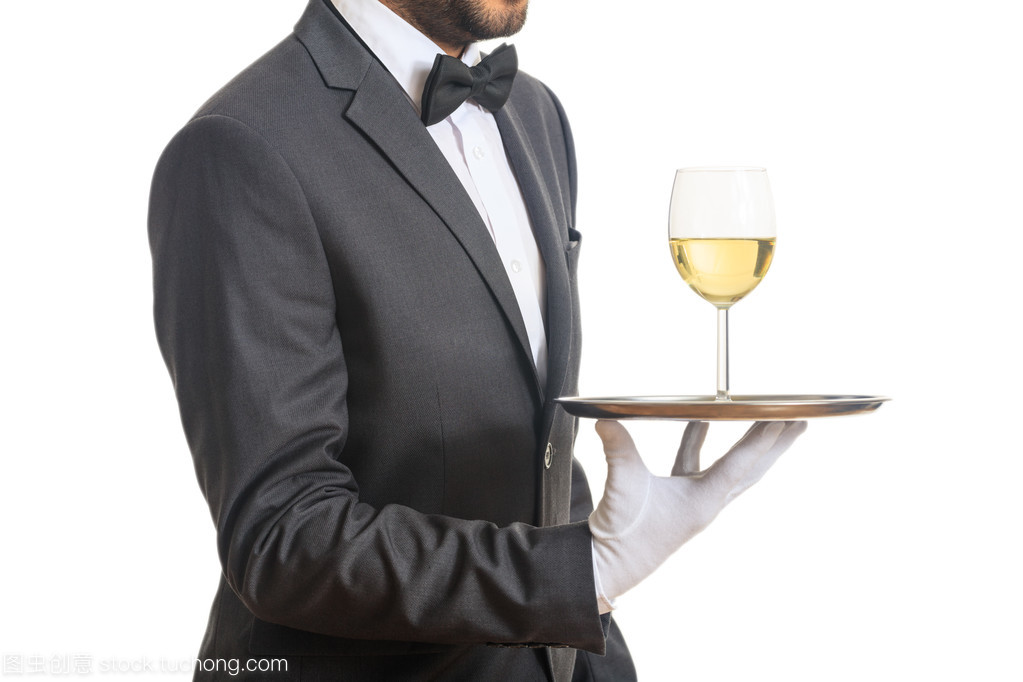 在托盤(pán)上的服務(wù)生酒